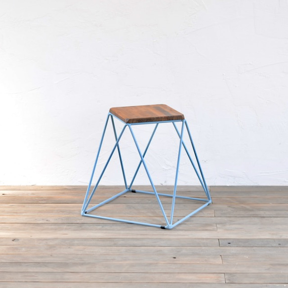 PYRAMID STOOL – PINE 1枚目の画像