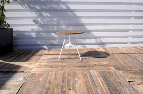 Tripod table - Pine woodtop Low （パイン丸テーブル・ロウタイプ） 3枚目の画像