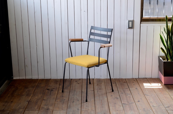 STEEL ARMCHAIR – Oak Arm / Fabric Seat　ダイニングチェア 5枚目の画像