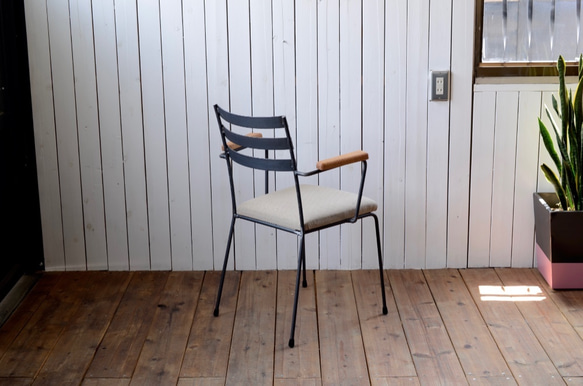 STEEL ARMCHAIR – Oak Arm / Fabric Seat　ダイニングチェア 6枚目の画像