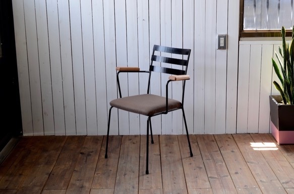 STEEL ARMCHAIR – Oak Arm / Fabric Seat　ダイニングチェア 3枚目の画像