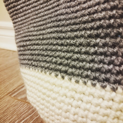 カナダ産毛糸のグレー×ホワイトのバイカラー丸底マルシェバッグ2 2枚目の画像