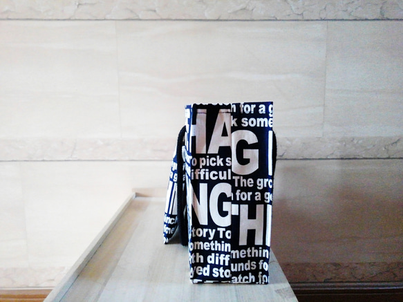 【紙袋みたいな】英字柄のハンドバック&ポーチのセット 2枚目の画像