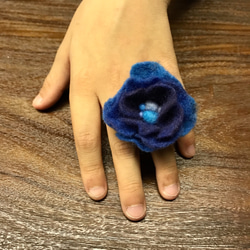 藍色羊毛氈小花戒指 第5張的照片