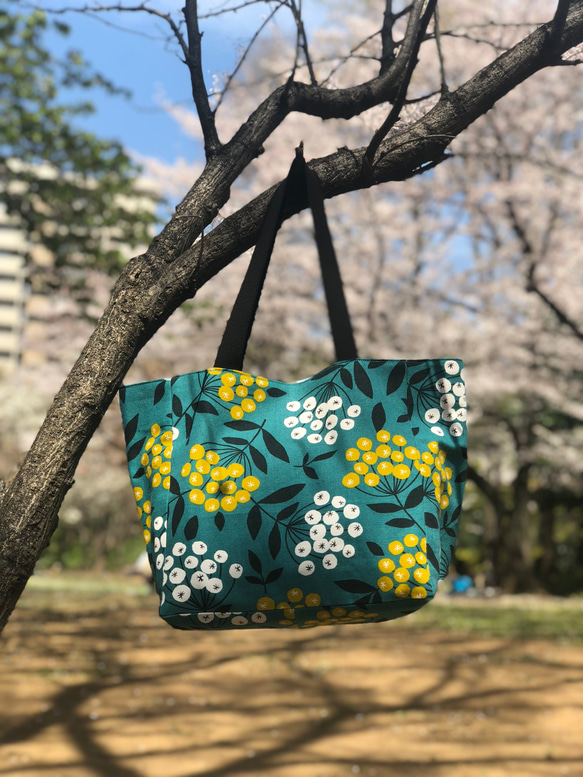 日本印花棉布寛底拖特包-彩色水果-藍色系 第4張的照片