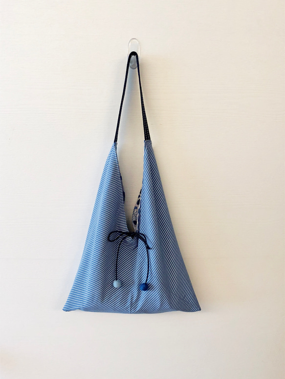日本印花棉布粽型側背包-中尺寸-藍色水彩花 第2張的照片