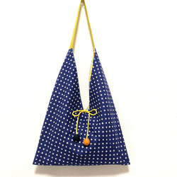 日本印花棉布粽型側背包-中尺寸-藍黃6角格 第3張的照片