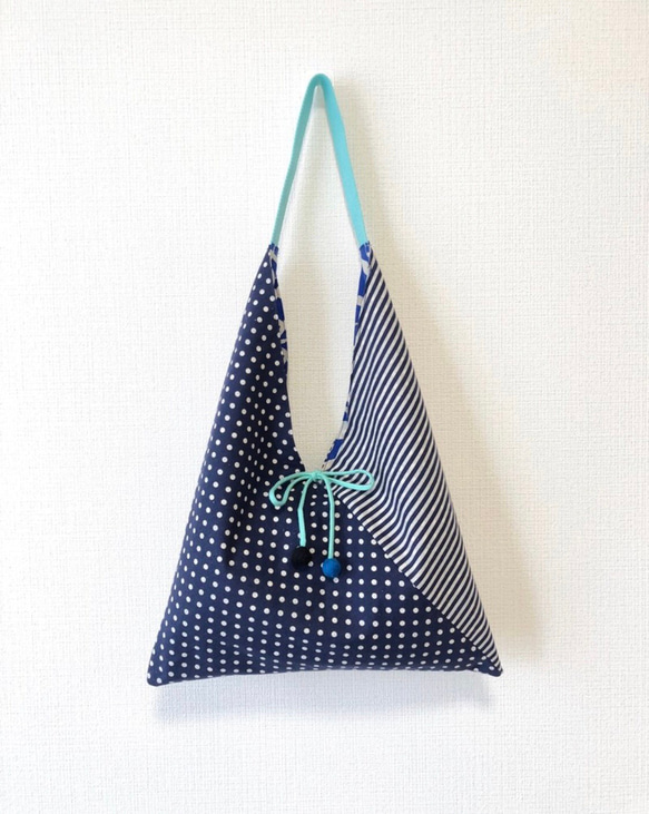 印花棉布粽型側背包-大尺寸-藍窗欞-藍點條（雙面進口布） 第2張的照片
