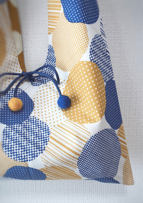 日本印花棉布粽型側背包-中尺寸-兩面用-黃藍圓-黃點拼接 第2張的照片