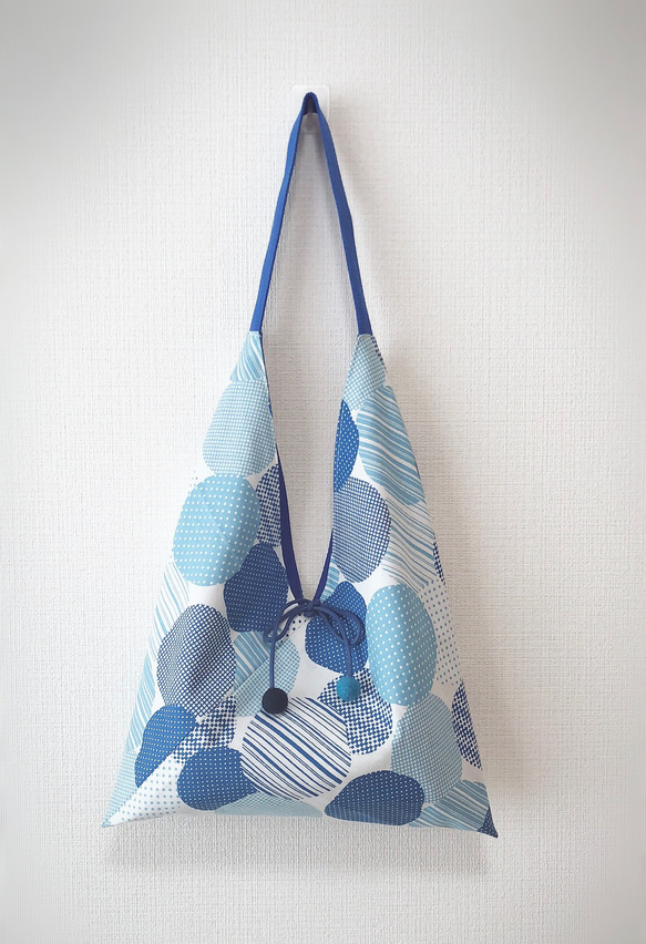日本印花棉布粽型側背包-中尺-兩面用-深淺藍圓-藍素面 第1張的照片