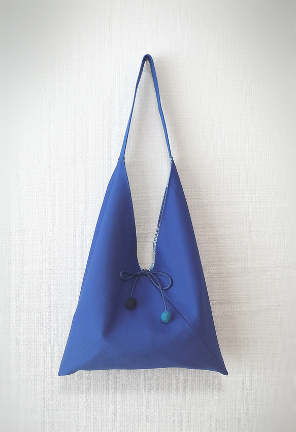 日本印花棉布粽型側背包-中尺-兩面用-深淺藍圓-藍素面 第3張的照片