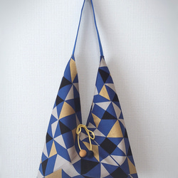 日本印花棉布粽型側背包-中尺-兩面用-藍金三角 第1張的照片