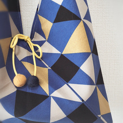 日本印花棉布粽型側背包-中尺-兩面用-藍金三角 第2張的照片