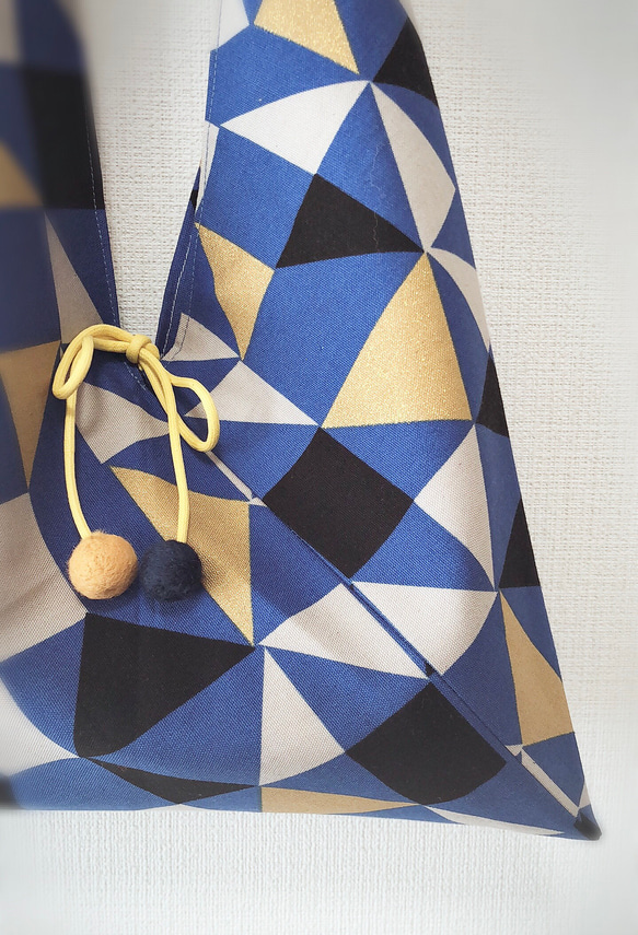 日本印花棉布粽型側背包-中尺-兩面用-藍金三角 第2張的照片