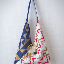 日本印花棉布粽型側背包-中尺-兩面用-藍金三角 第3張的照片