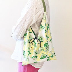日本印花棉布粽型側背包-中尺-兩面用-藍金三角 第4張的照片