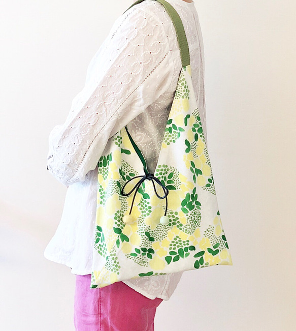 日本印花棉布粽型側背包-中尺-兩面用-藍金三角 第4張的照片
