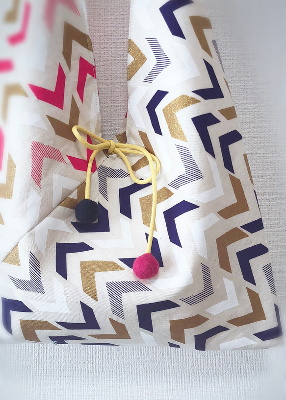 日本印花棉布粽型側背包-中尺寸-兩面用-箭頭配色 第2張的照片