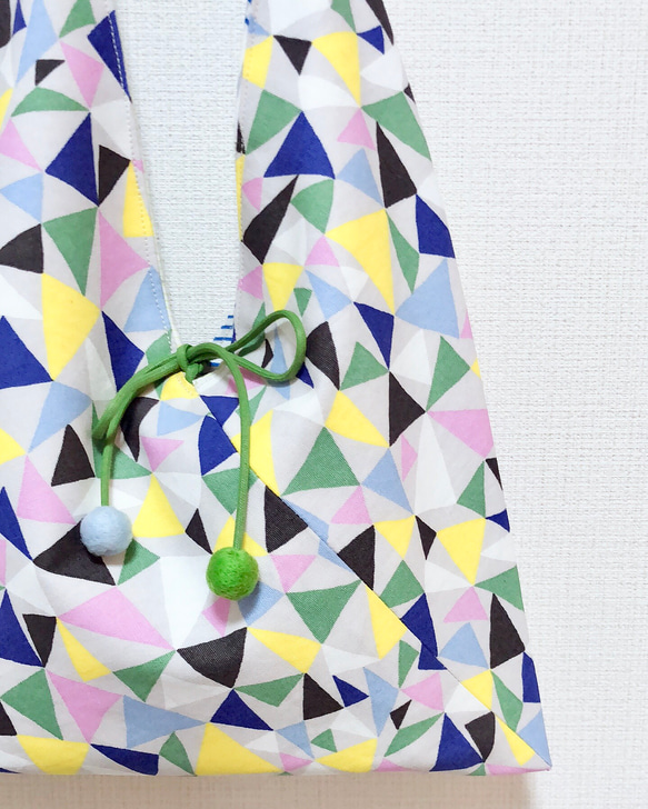 2019春色日本印花粽型側背包-中尺寸-彩色三角 第2張的照片