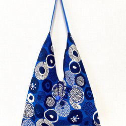 暢銷款再上市/雙面用日式粽型側背包-大尺寸-藍白花 第1張的照片