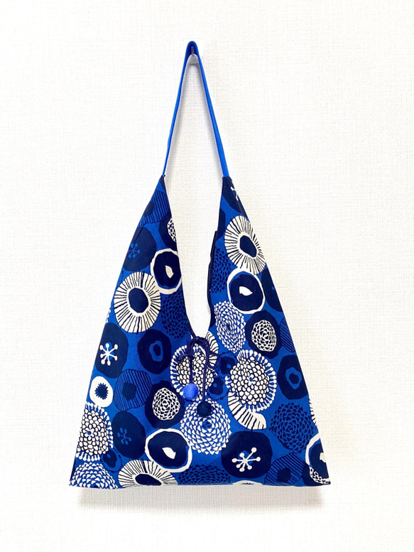 暢銷款再上市/雙面用日式粽型側背包-大尺寸-藍白花 第1張的照片