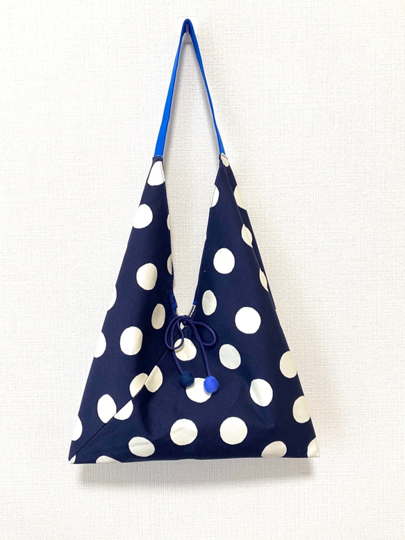 暢銷款再上市/雙面用日式粽型側背包-大尺寸-藍白花 第3張的照片