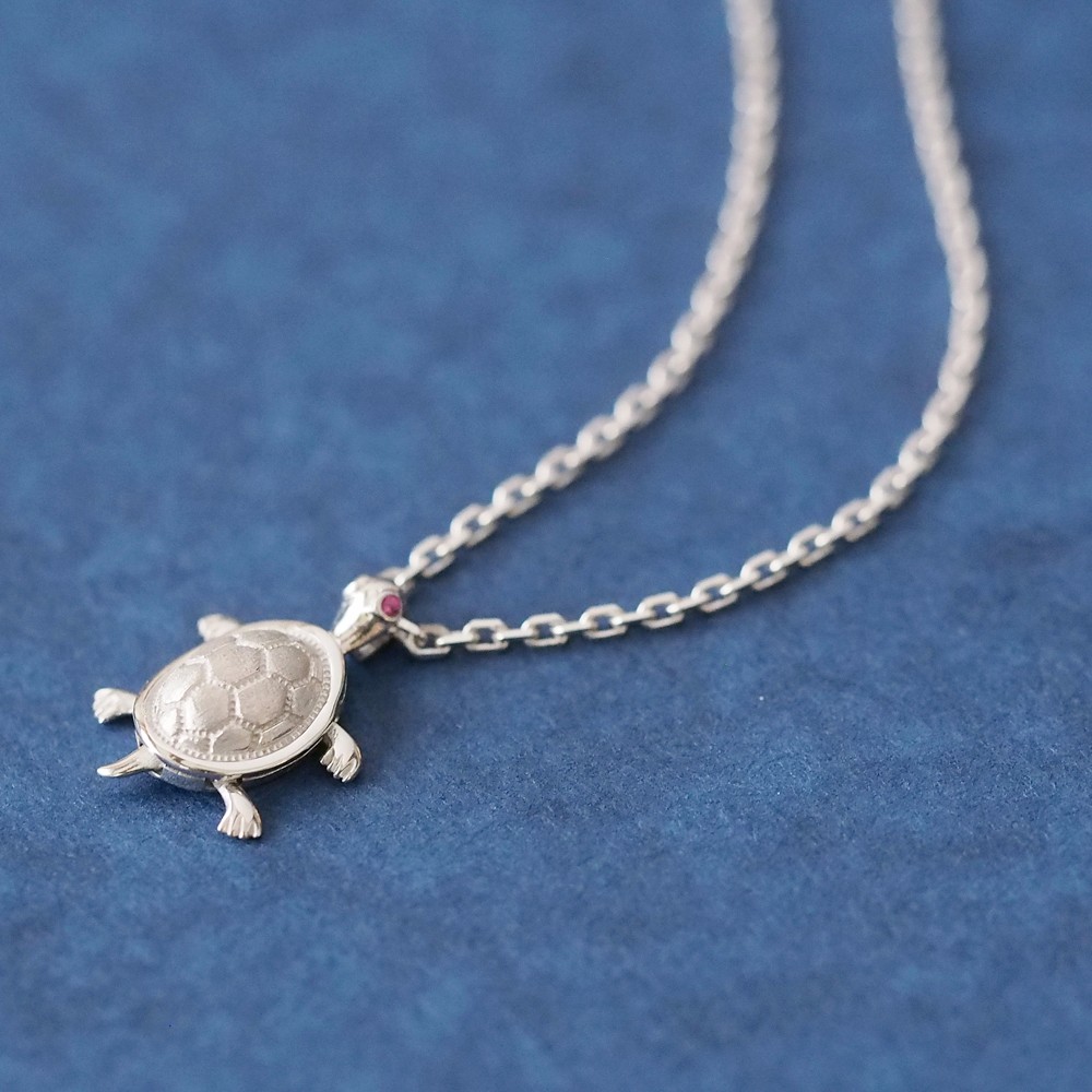 スワロフスキー 亀モチーフ ペンダント ネックレス スワロフスキー“オウム”リング＆“カメ”ペンダントなど、動植物