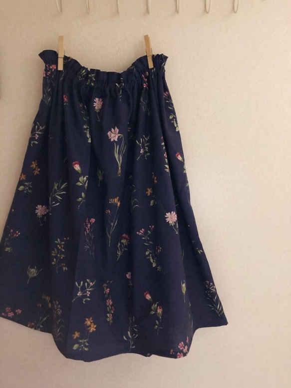 【受注製作】ママ用ギャザースカートとお子様用ワンピース＆スカートセット（綿麻飛フラワーボタニカル 5枚目の画像