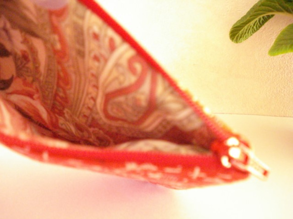 赤　小花柄　ぺたんこポーチ 3枚目の画像