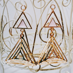 ライトローズ三角2連ジルコニアダイヤ樹脂ピアス☆ 1枚目の画像
