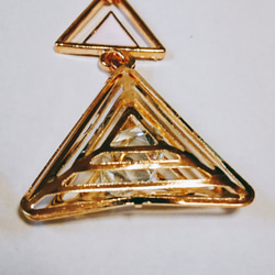 ライトローズ三角2連ジルコニアダイヤ樹脂ピアス☆ 3枚目の画像