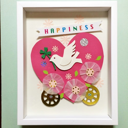 幸せを運ぶ四葉のクローバーと鳩とハートのオブジェ 1枚目の画像