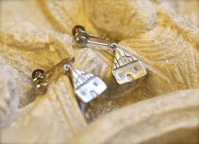 小さな教会のモチーフイヤリング