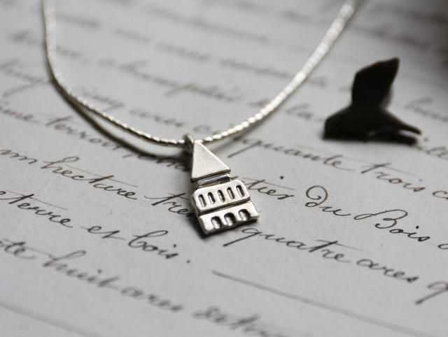 モワサックの修道院のモチーフネックレス