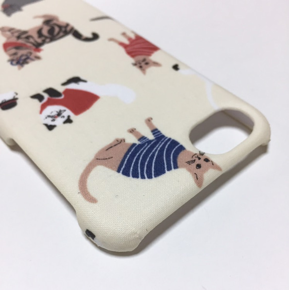 セール⭐︎iPhone 6/6s/7/8/SE 1点のみ お洋服猫ちゃん柄 クリーム スマホケース 4枚目の画像