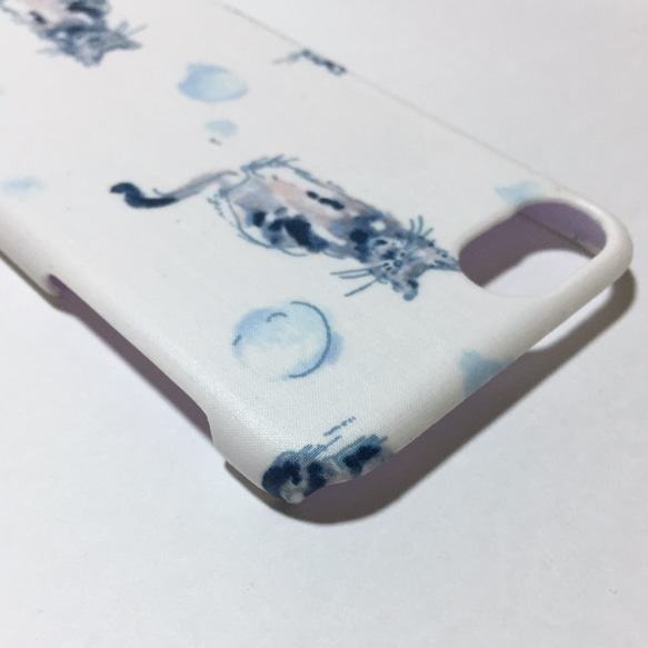 セール⭐︎iPhone 6/6s/7/8/SE 1点のみ 水墨画しゃぼん玉猫ちゃん柄 水色 スマホケース 4枚目の画像