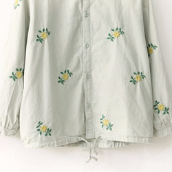 夏 グリーン 雛菊 刺繍 クルーネック かわい シャツ ブラウス 3枚目の画像