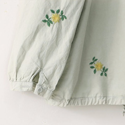 夏 グリーン 雛菊 刺繍 クルーネック かわい シャツ ブラウス 4枚目の画像