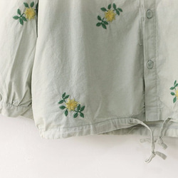 夏 グリーン 雛菊 刺繍 クルーネック かわい シャツ ブラウス 5枚目の画像