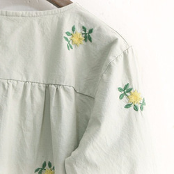 夏 グリーン 雛菊 刺繍 クルーネック かわい シャツ ブラウス 6枚目の画像
