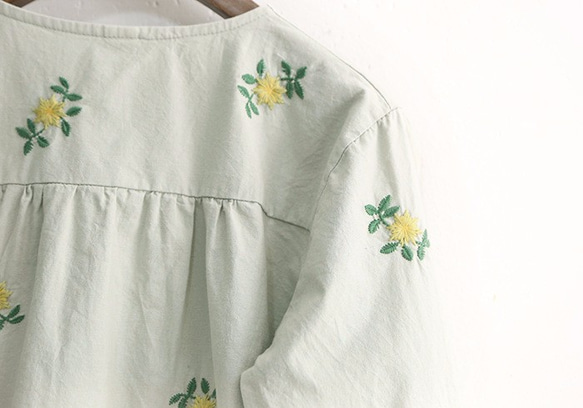 夏 グリーン 雛菊 刺繍 クルーネック かわい シャツ ブラウス 6枚目の画像