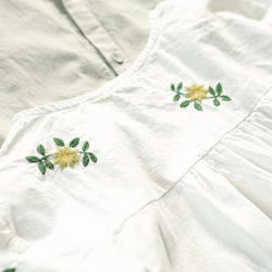 ホワイト 雛菊 刺繍 クルーネック かわい シャツ ブラウス 3枚目の画像