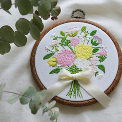 【一点物】花束刺繍の壁掛け　受注/オーダーメイド 1枚目の画像