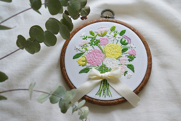 【一点物】花束刺繍の壁掛け　受注/オーダーメイド 1枚目の画像