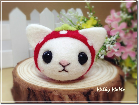 【奶油毛毛】羊毛氈可愛夢幻草莓帽小貓咪 白貓 手機吊飾 耳機塞 防塵塞 鑰匙圈 生日禮物 第1張的照片