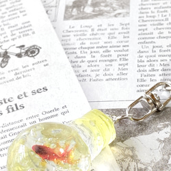 ☆夏の新作☆電球型の金魚と水草のキーホルダー 2枚目の画像