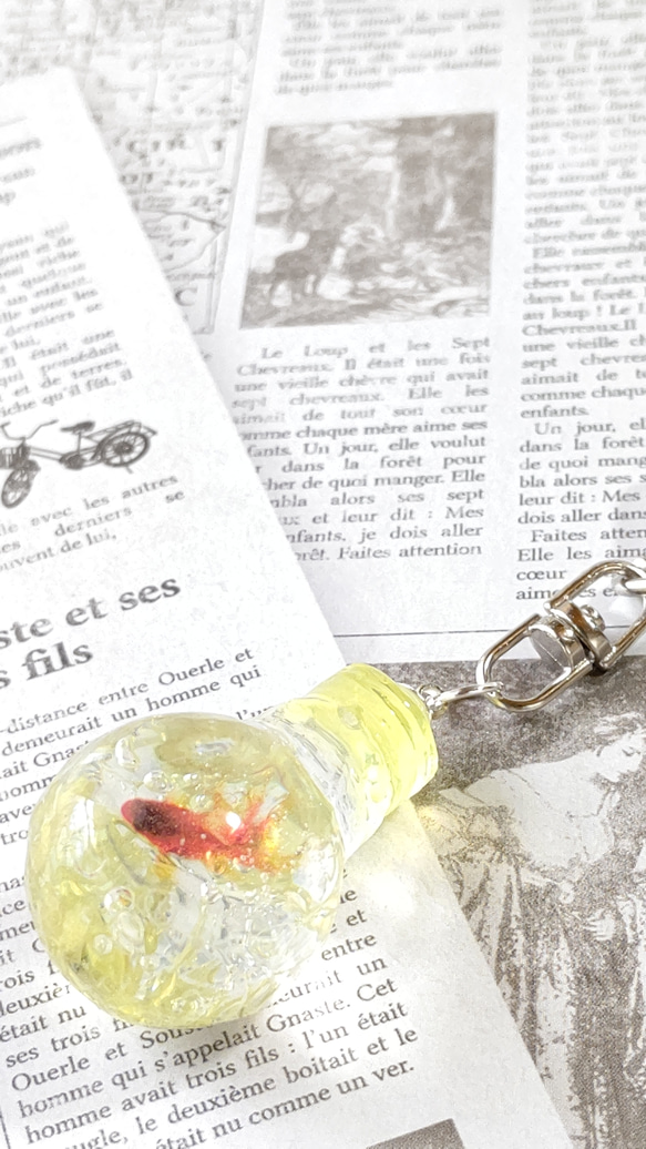 ☆夏の新作☆電球型の金魚と水草のキーホルダー 2枚目の画像