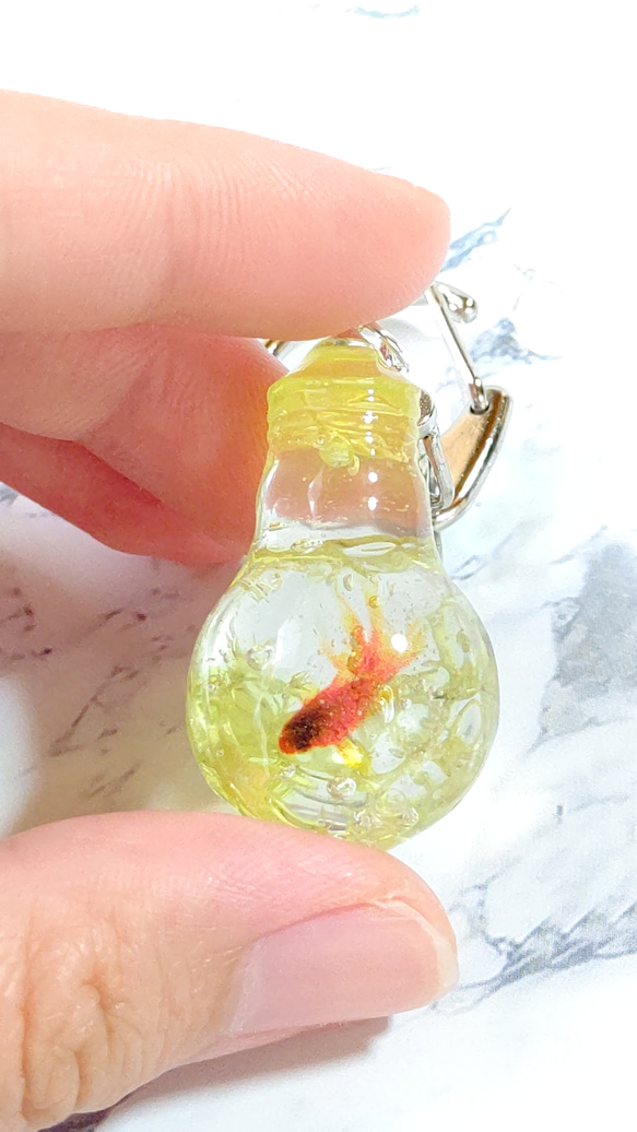 ☆夏の新作☆電球型の金魚と水草のキーホルダー 4枚目の画像