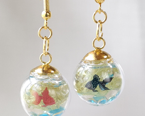 595】ガラスドームのピアス／イヤリング／金魚／樹脂粘土