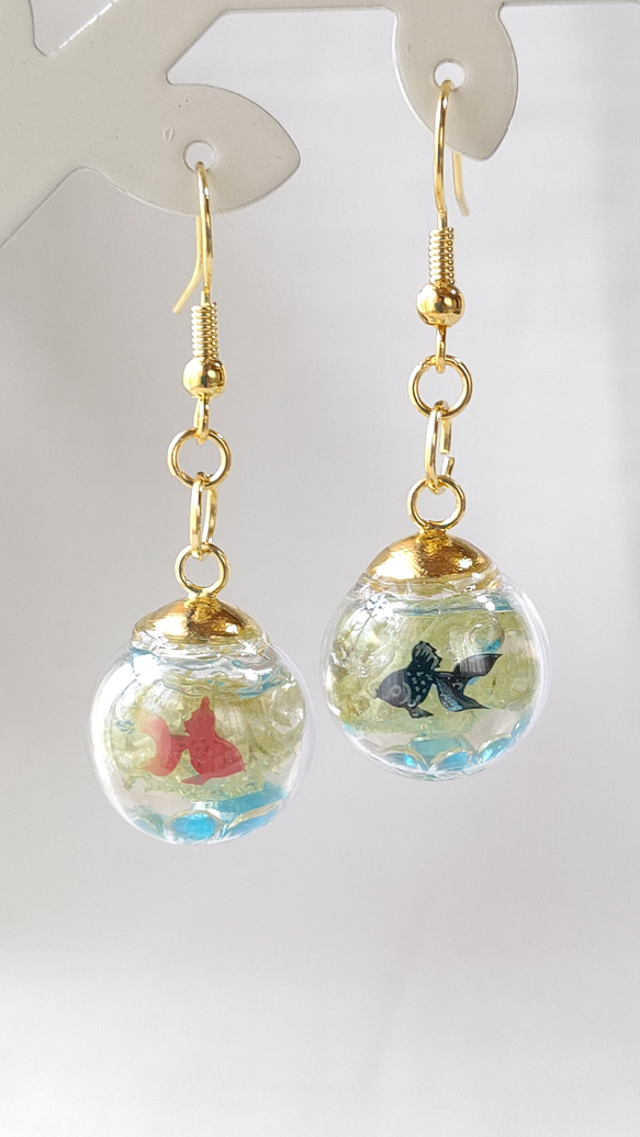 ☆夏の新作☆赤と黒の金魚と水草と水色のガラスの粒のガラスドーム 